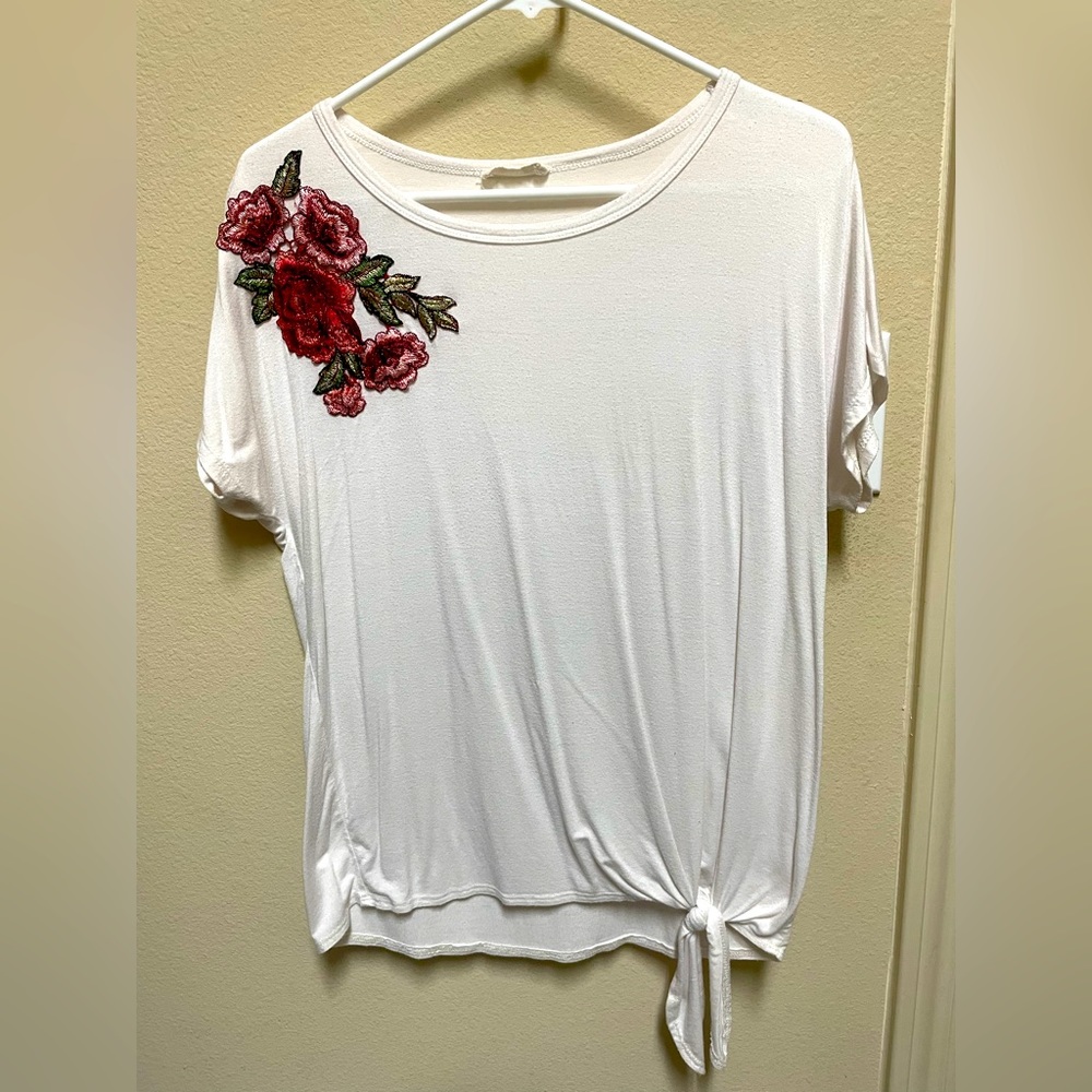 White tie shirt with patched flowers